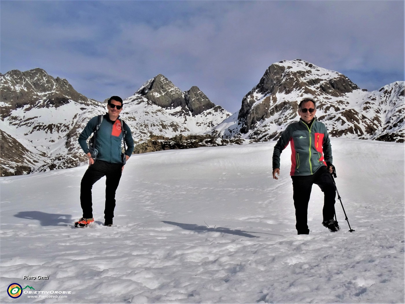05 Intanto ci godiamoo la vista della bellissima conca del Calvi ancora ben innevata.JPG